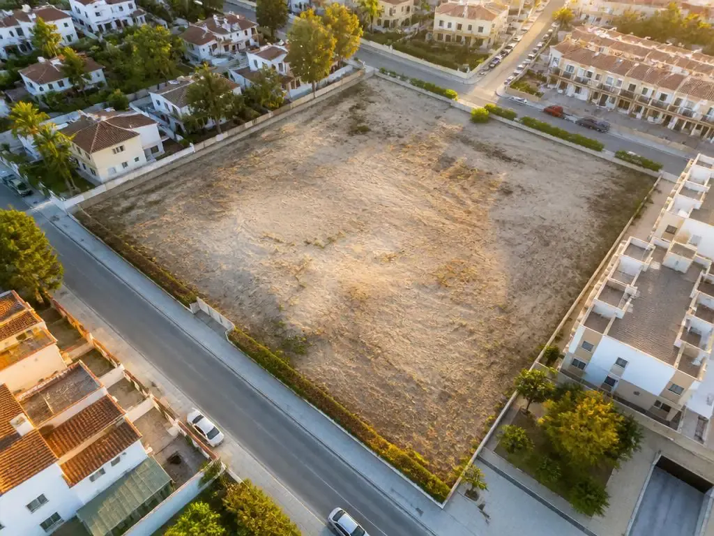 Solar urbano preparado para edificar en un entorno residencial