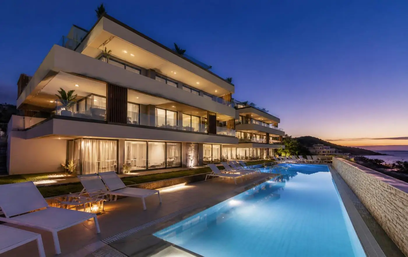 Promoción residencial de obra nueva iluminada al anochecer