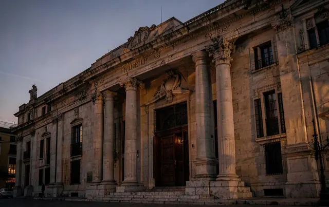 Empleado público revisando su caso hipotecario